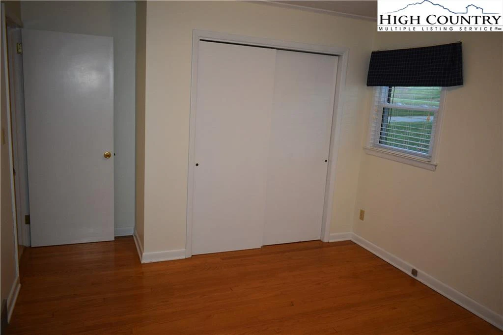 Image number 3 for the current listing
