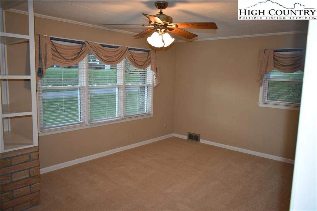Image number 4 for the current listing