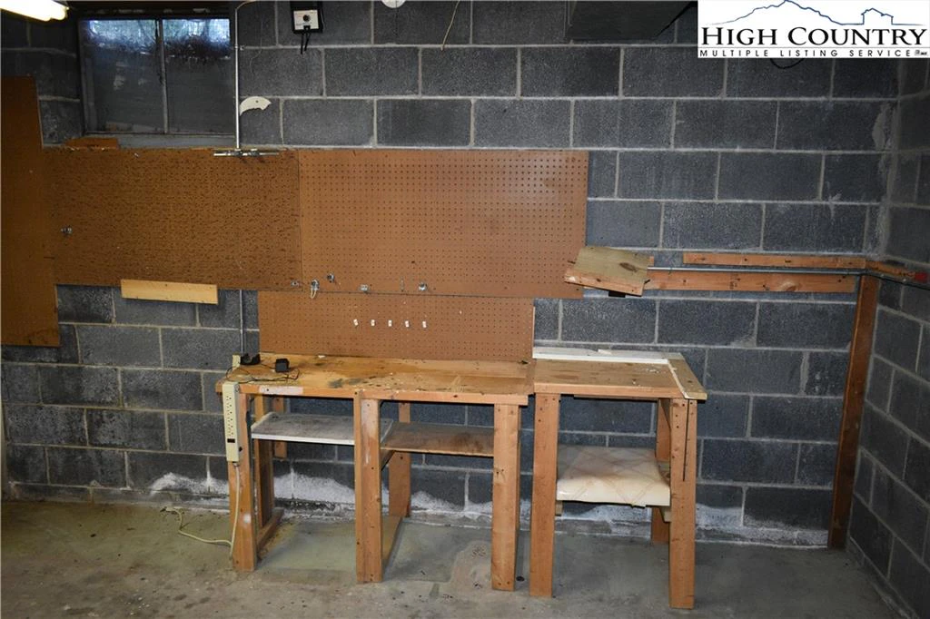 Image number 14 for the current listing