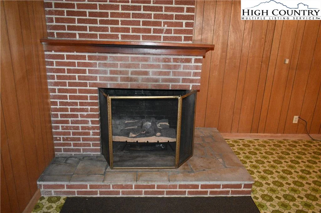 Image number 17 for the current listing