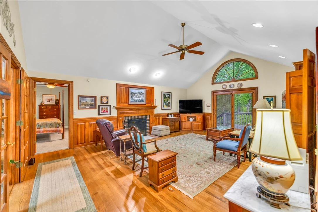 Image number 11 for the current listing