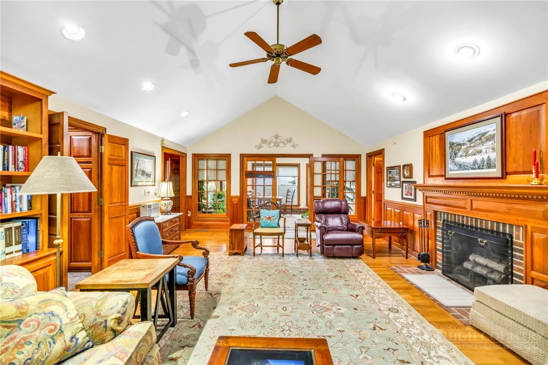 Image number 13 for the current listing