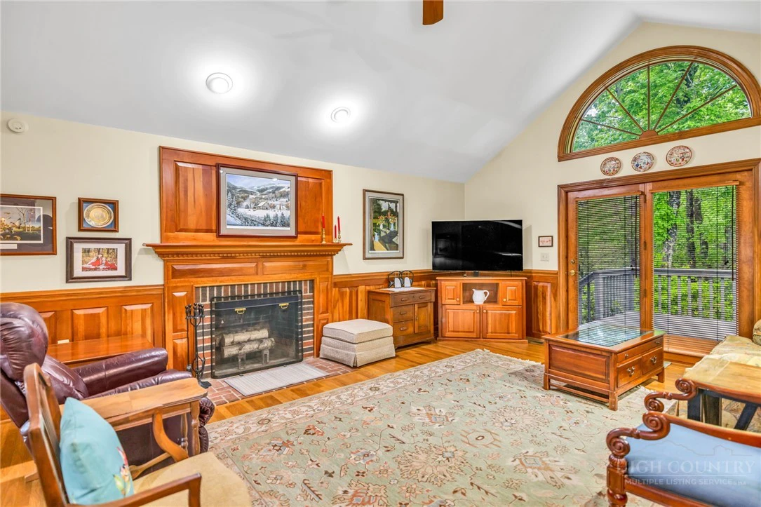 Image number 15 for the current listing