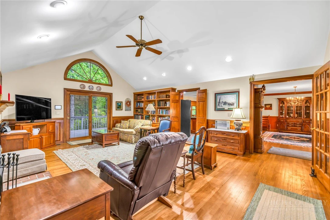 Image number 14 for the current listing