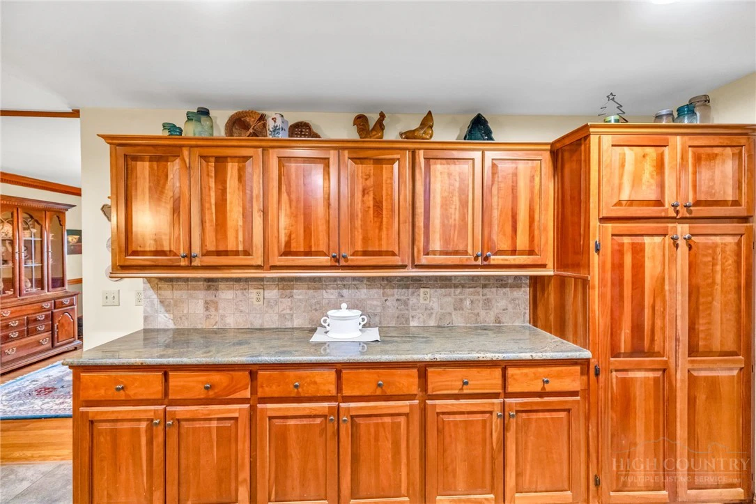 Image number 18 for the current listing
