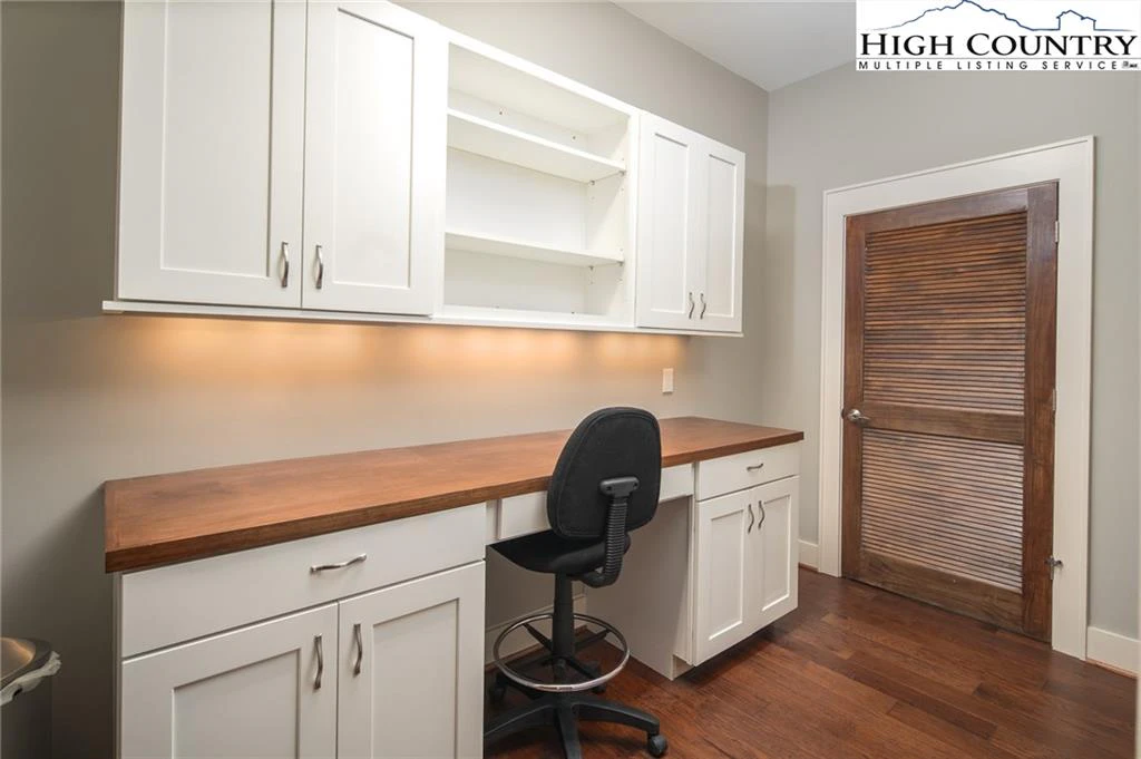 Image number 5 for the current listing