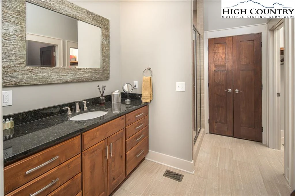 Image number 7 for the current listing