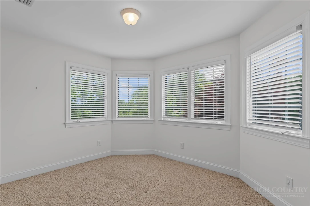 Image number 4 for the current listing