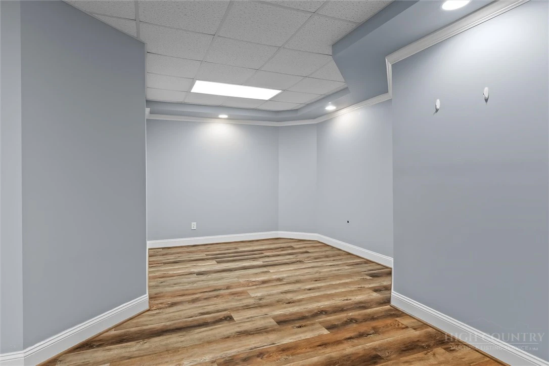 Image number 9 for the current listing