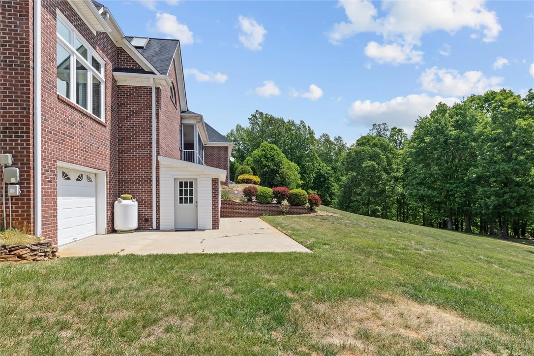 Image number 17 for the current listing