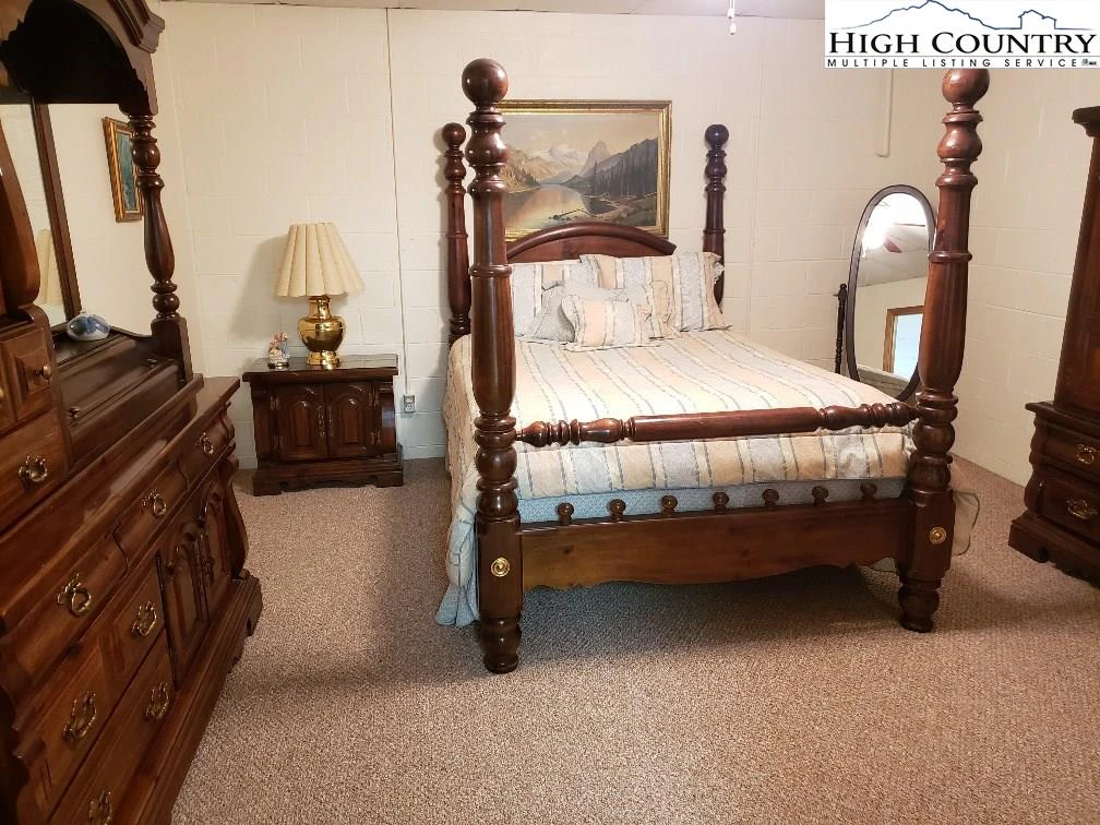 Image number 11 for the current listing