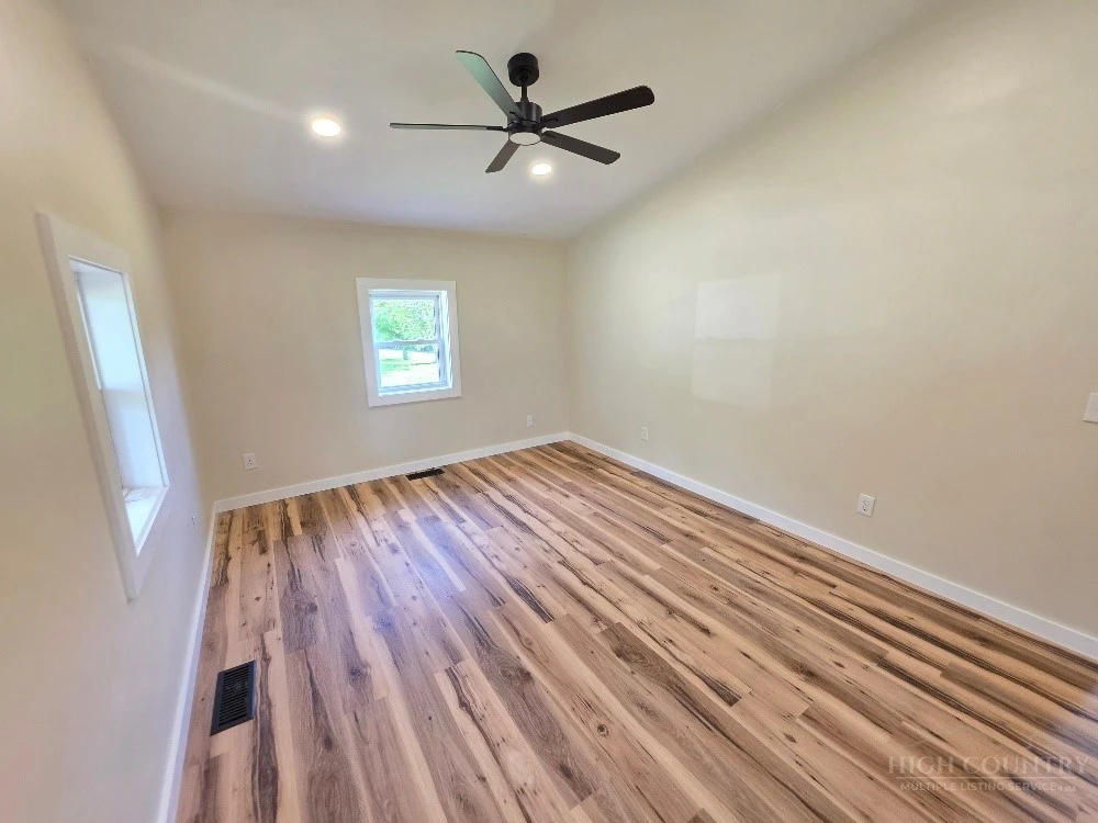 Image number 11 for the current listing