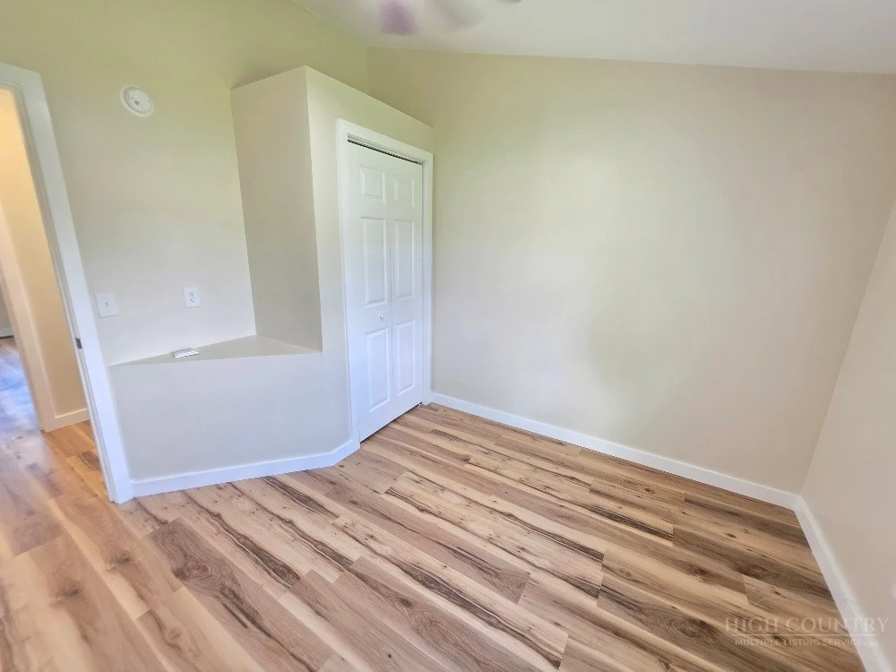 Image number 13 for the current listing