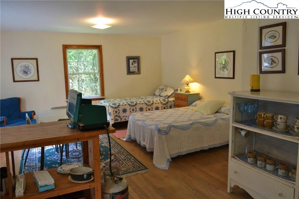 Image number 12 for the current listing