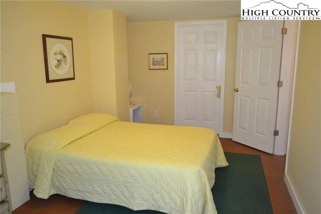 Image number 14 for the current listing