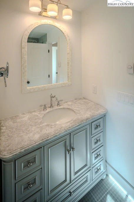 Image number 12 for the current listing
