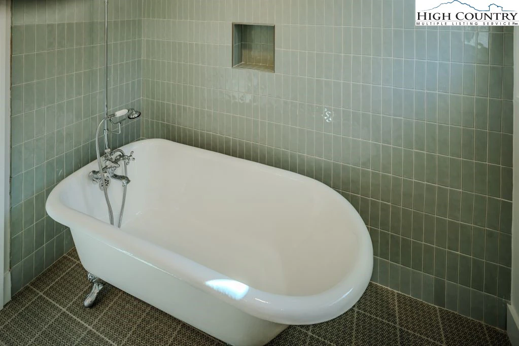 Image number 3 for the current listing