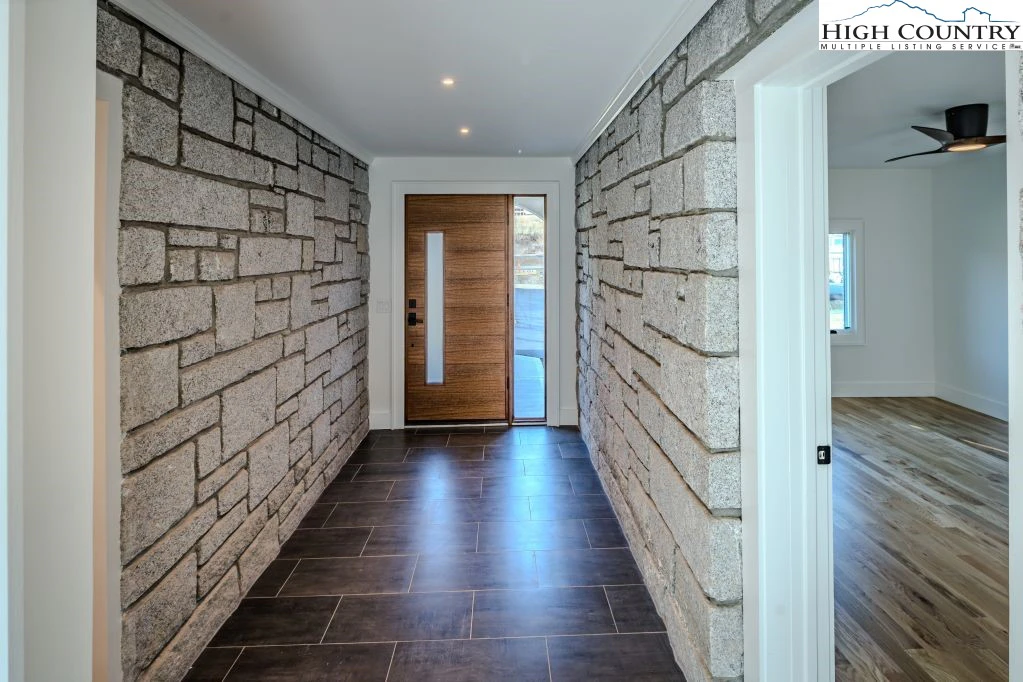 Image number 9 for the current listing