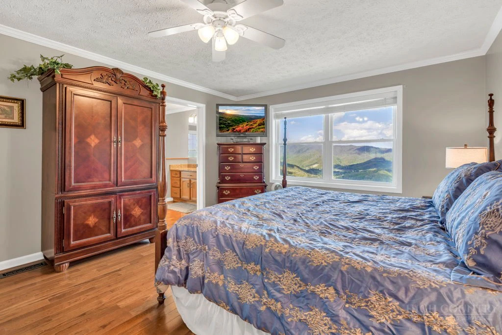Image number 14 for the current listing