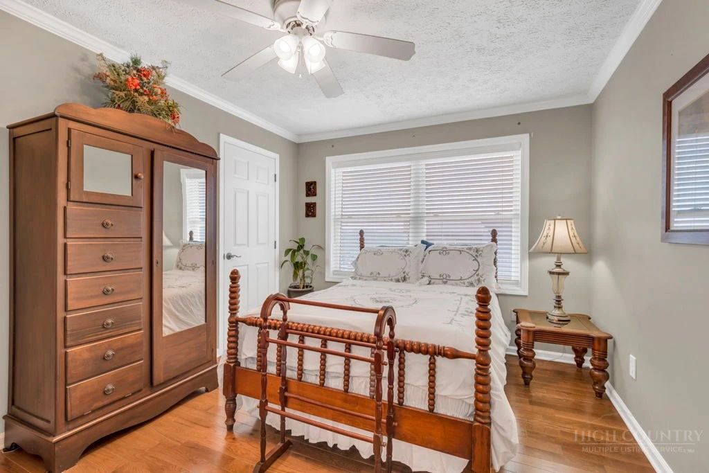 Image number 5 for the current listing
