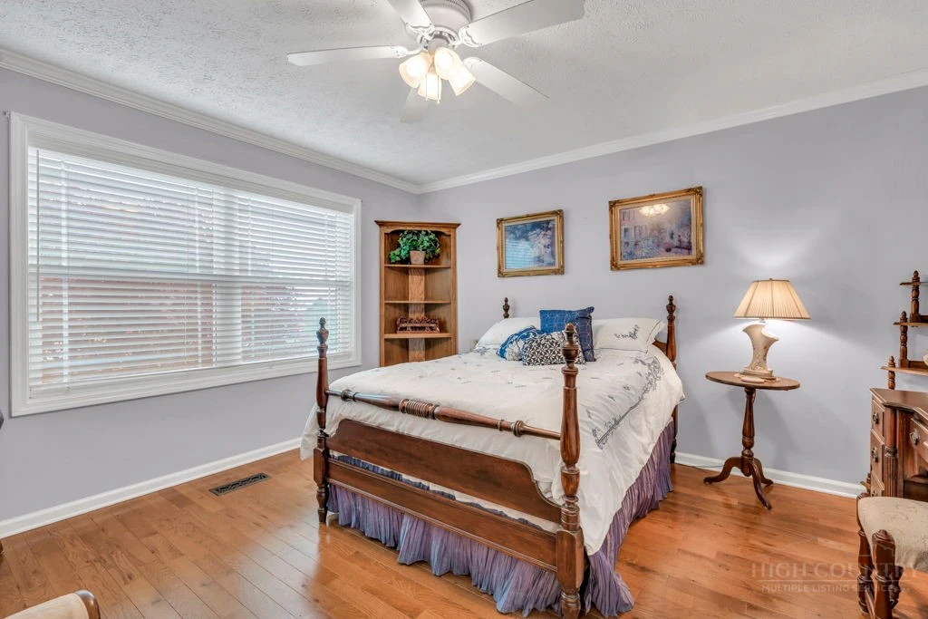 Image number 6 for the current listing