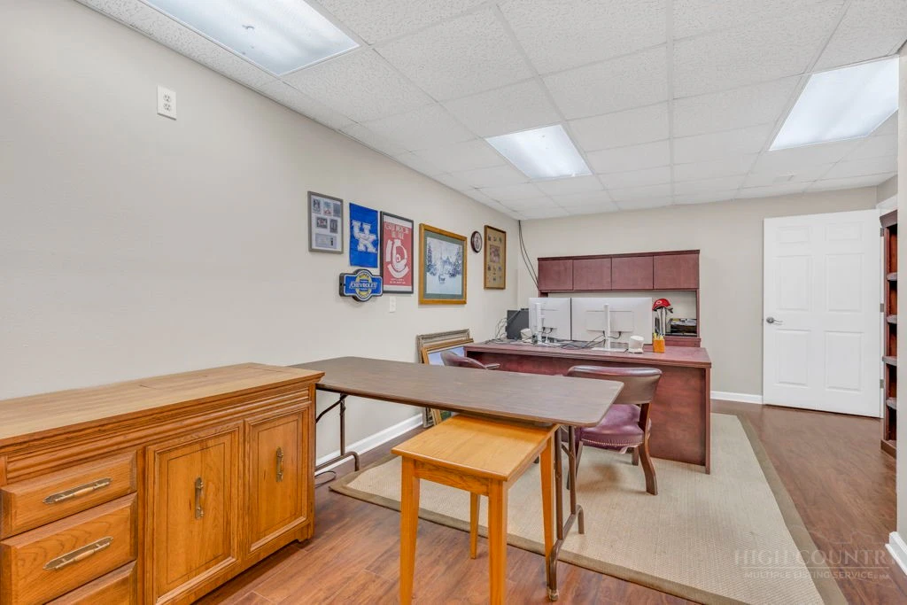 Image number 17 for the current listing