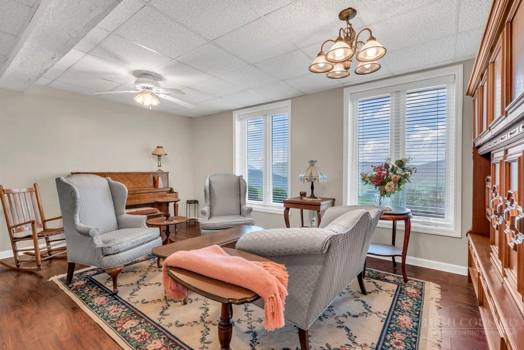 Image number 2 for the current listing