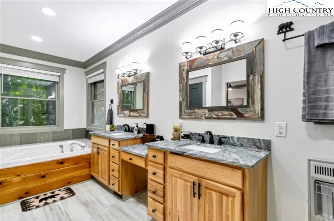 Image number 3 for the current listing