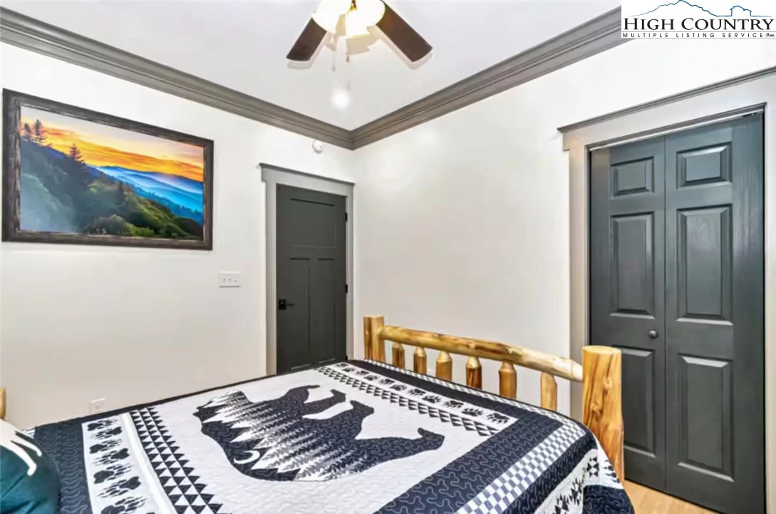 Image number 7 for the current listing