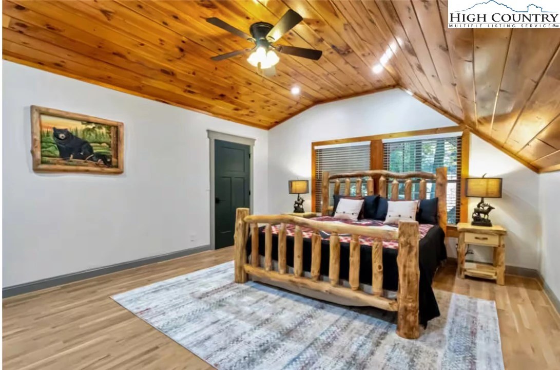 Image number 16 for the current listing