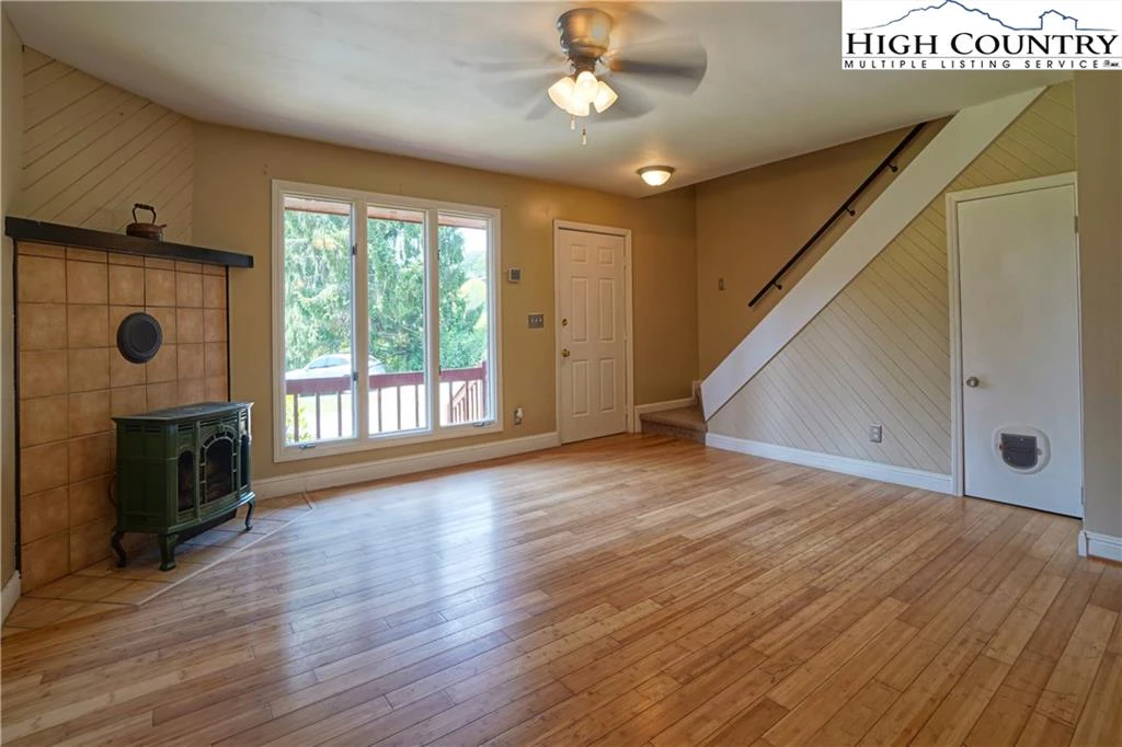 Image number 14 for the current listing