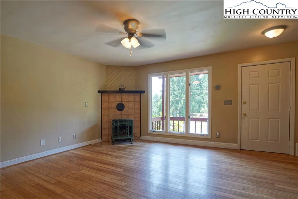 Image number 13 for the current listing