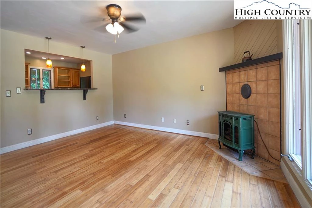 Image number 11 for the current listing