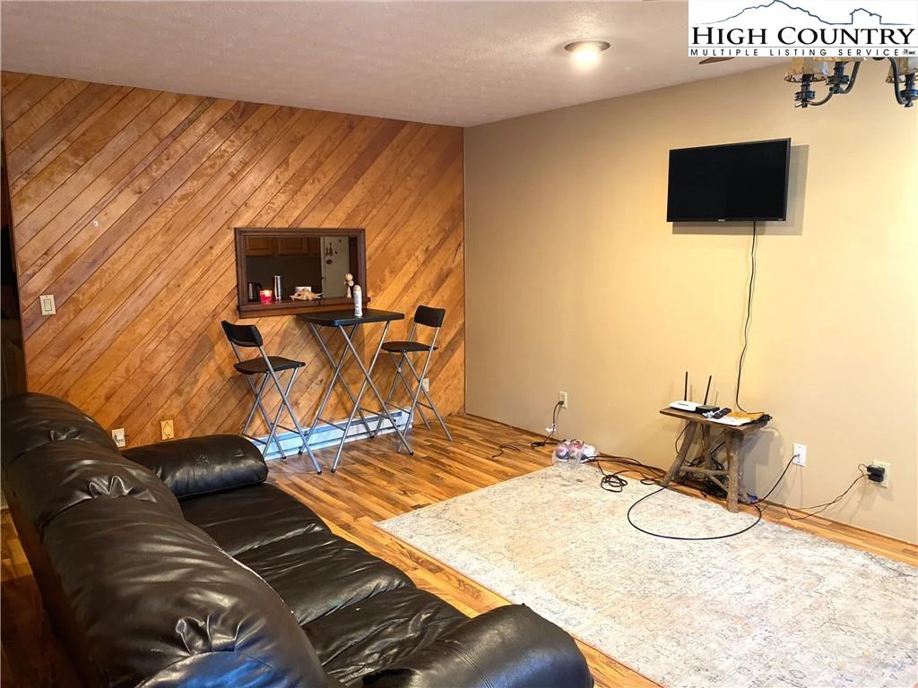 Image number 3 for the current listing