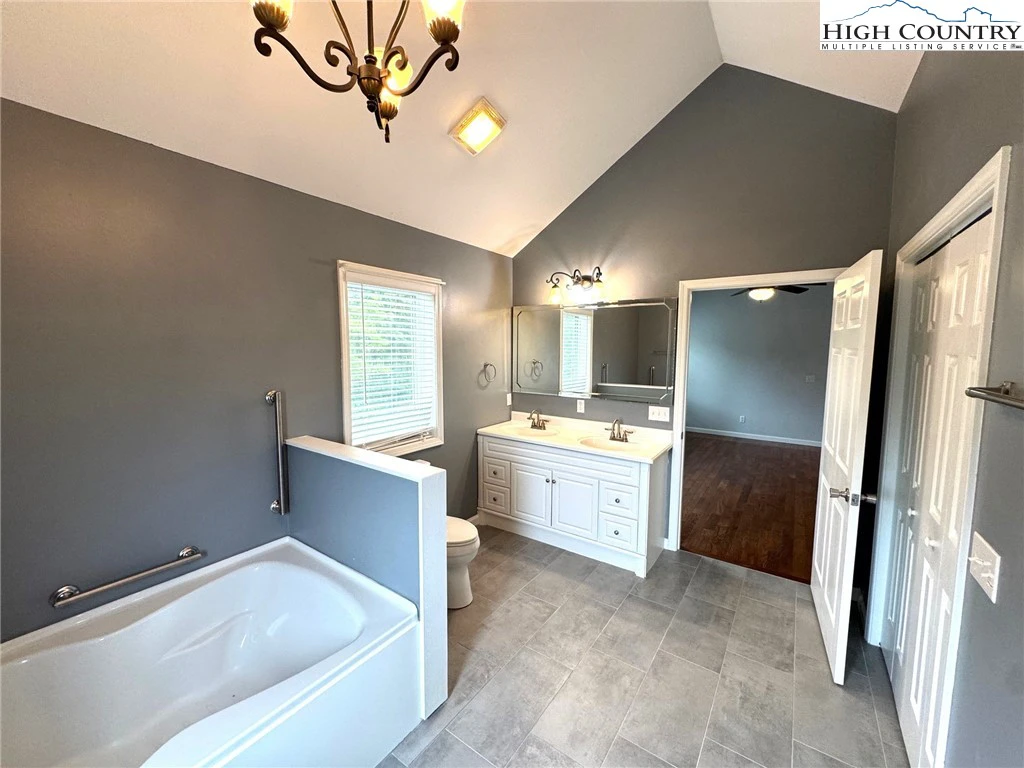 Image number 7 for the current listing