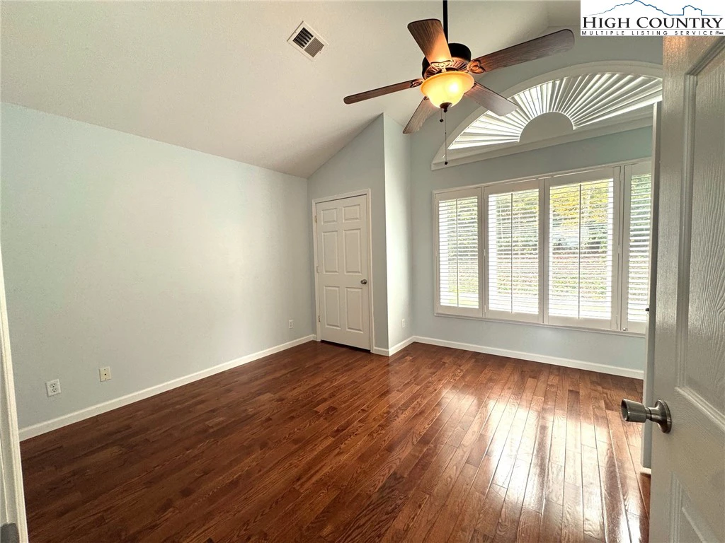 Image number 18 for the current listing