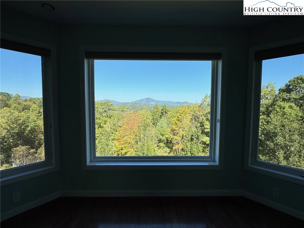 Image number 13 for the current listing