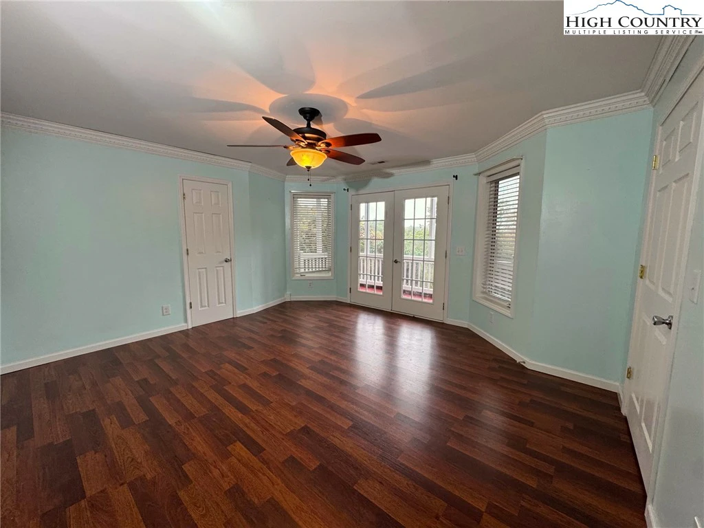 Image number 21 for the current listing
