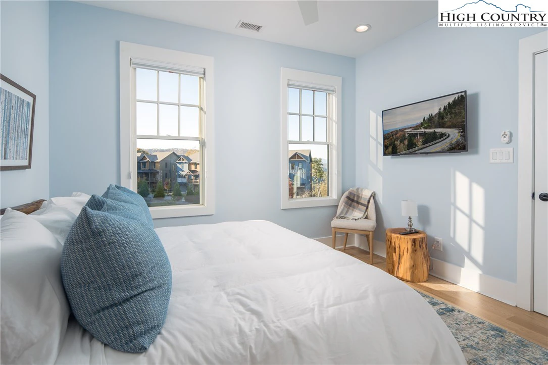 Image number 3 for the current listing