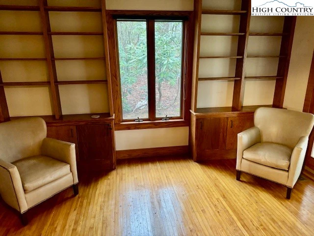 Image number 1 for the current listing