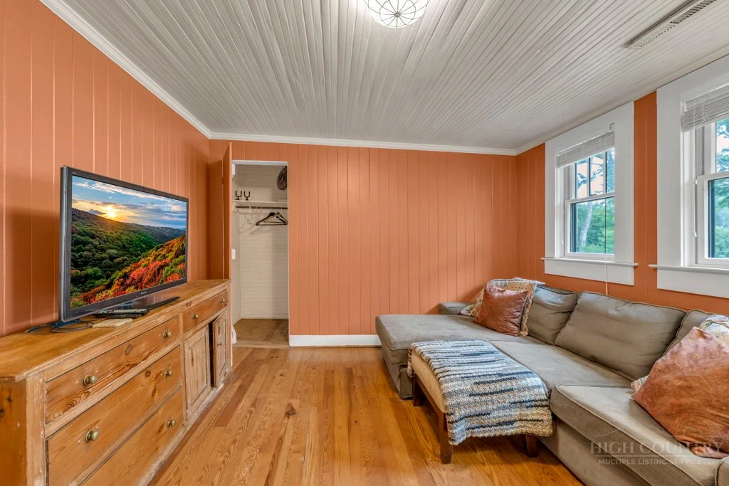 Image number 7 for the current listing