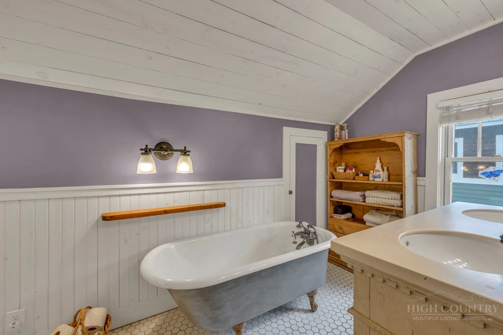 Image number 9 for the current listing