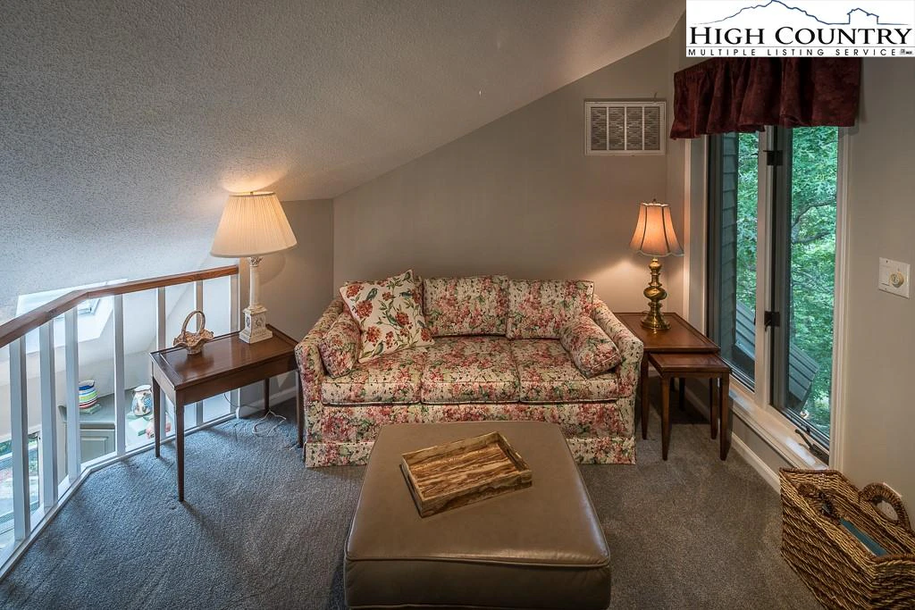 Image number 4 for the current listing