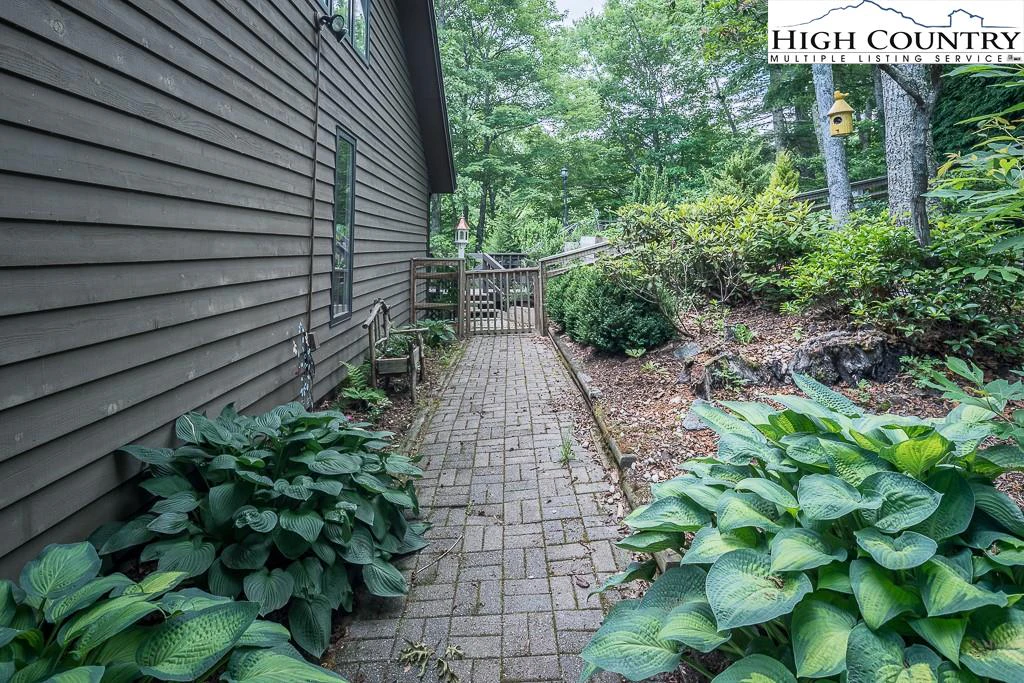 Image number 2 for the current listing