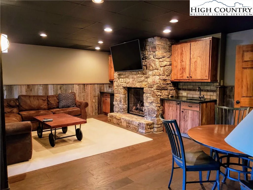 Image number 2 for the current listing