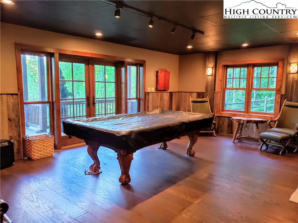 Image number 15 for the current listing