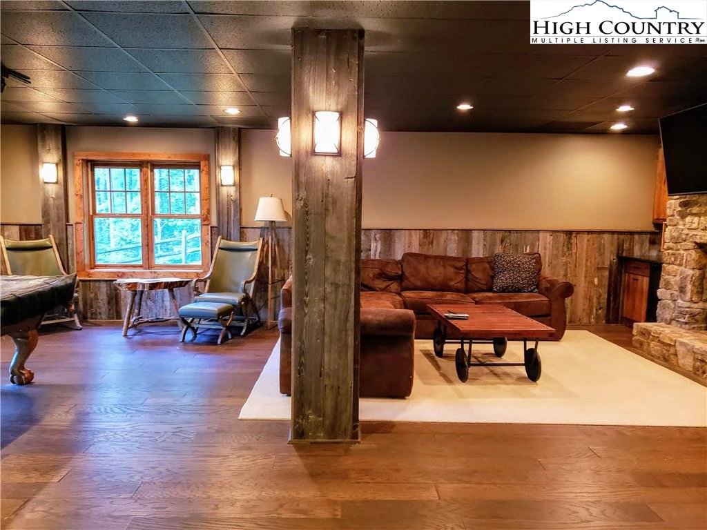 Image number 14 for the current listing