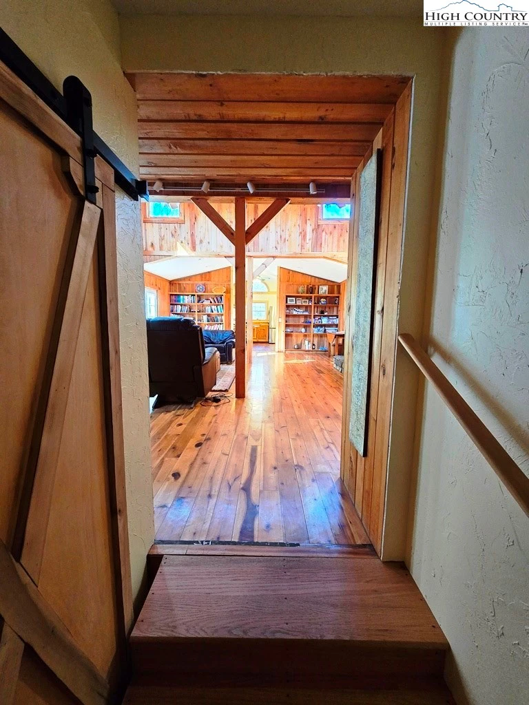 Image number 13 for the current listing