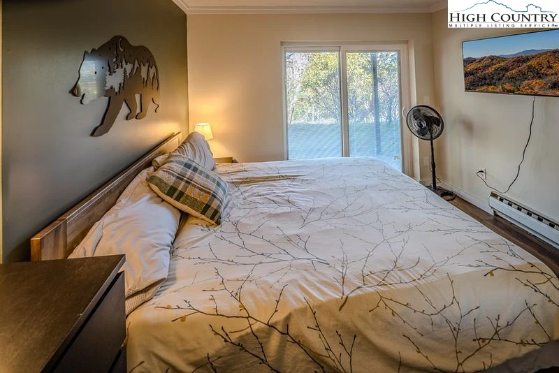 Image number 3 for the current listing