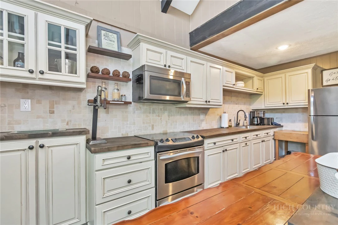 Image number 4 for the current listing